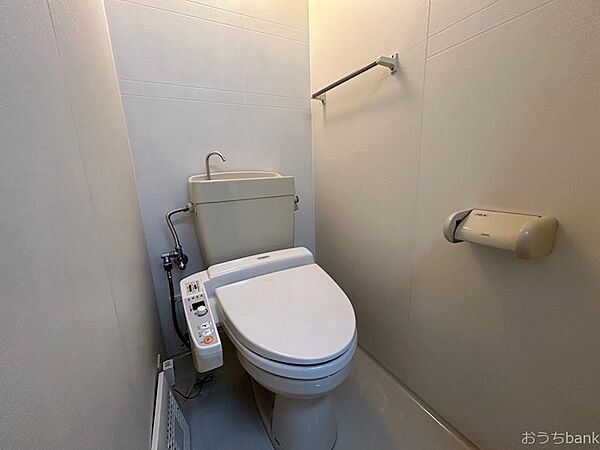 画像10:温水洗浄機能付きのトイレです。