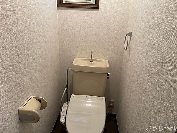 画像9:清潔感のあるトイレは温水洗浄便座ついてます。