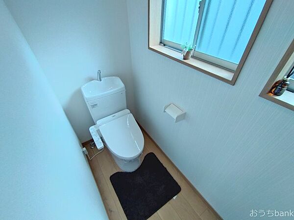 窓付きで明るいトイレは温水洗浄機能付きです。