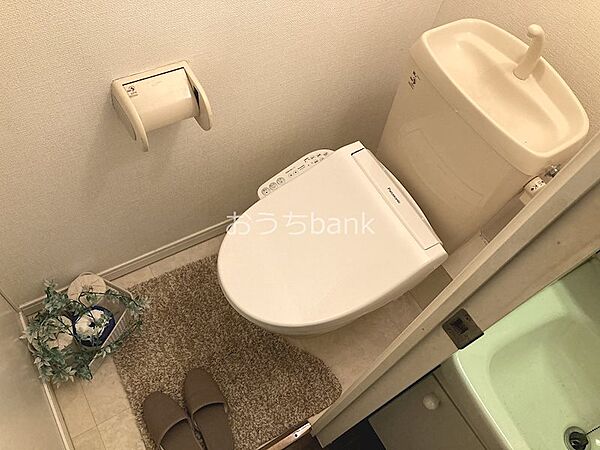 画像9:清潔感のあるト温水洗浄便座の洋式トイレ