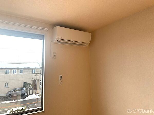 画像13:エアコン付きの室内で日々の生活も快適に。
