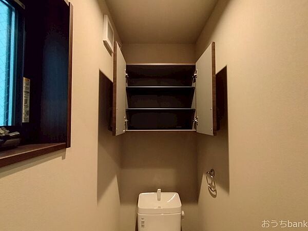 画像29:トイレ上部にも棚があります。