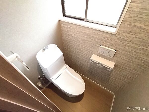 清潔感のあるトイレは温水洗浄便座ついてます。