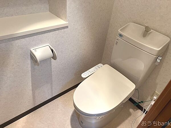 画像12:清潔感のあるトイレには温水洗浄機能も付いています。