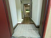 タイル貼りのキレイな玄関です。