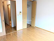 8帖のエアコン付きの室内。