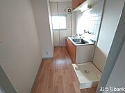 窓のある明るいキッチンです