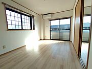 窓から陽が差し込む明るいお部屋♪