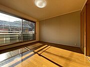 8帖の広々使える室内です。アクセントクロスがカッコいいです。