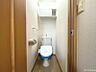 トイレ：棚や温水洗浄機能も付いたトイレです。