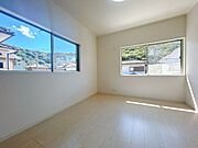 【リフォーム済】2階洋室の写真です。フローリングの重ね張り、クロスの張替、照明器具の交換を行いました。