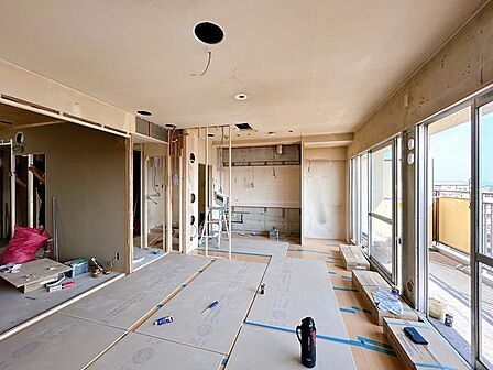 価格には消費税、リフォーム費用を含みます。内覧希望の方はお電話ください。【リフォーム中】約12.3帖リビングの写真です。南側に面しているので明るい空間です。
