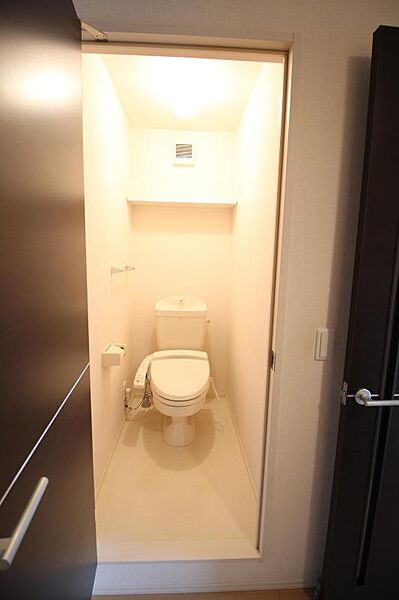 画像11:温水洗浄便座付きトイレ　上部に収納あり