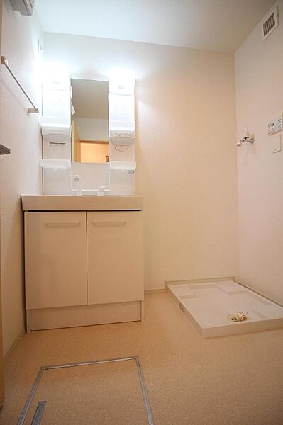 画像20:シャワー洗面台と洗濯機置き場
