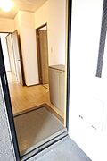 共用廊下から見た玄関の様子