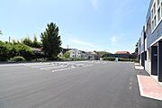 建物前駐車場