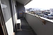 2部屋にわたる広いバルコニー