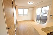 キッチンから見たリビングです。