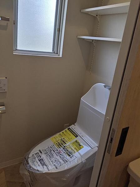 ウォシュレット付きトイレには窓や棚もあります(写真は、2021年購入時)