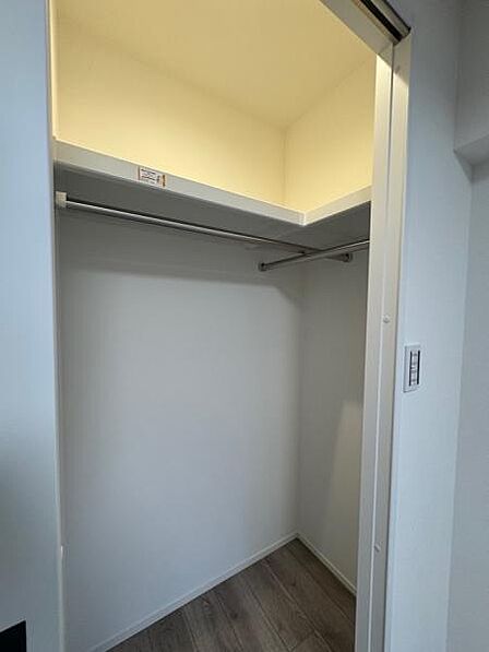広々としたウォークインクローゼット!衣類や荷物もしっかり収納できます。