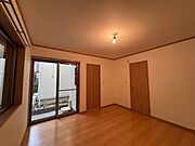 1階洋室は2面採光。大型ウォークインクローゼット・エアコンあります