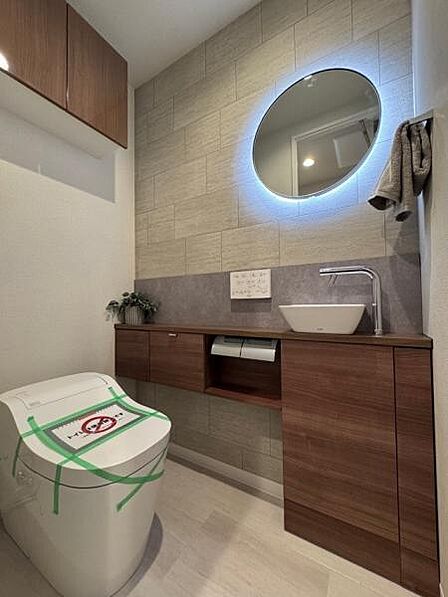 新規ウォシュレット付きトイレはタンクレス!収納や洗面台なども新設