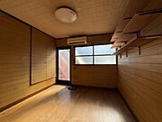 3階納戸も居室として利用可能です。収納やエアコン設置されてます。