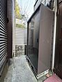 玄関横の倉庫も...