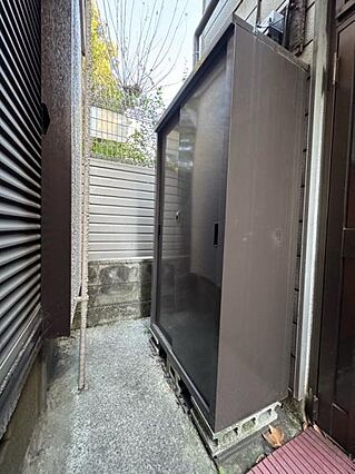 玄関横の倉庫も...