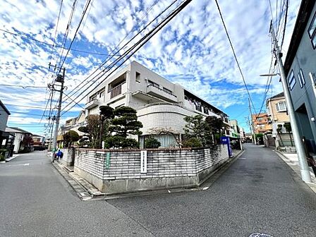 角地に位置し、通りから中に入っており静かな環境です