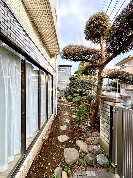 松の木もあり、マンションでありながら戸建感覚。庭付きです