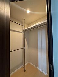 洋室のウォークインクローゼットも収納豊富です