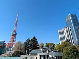 都心の躍動と一線を画す、豊かな緑に包まれる静謐の邸宅。