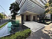 都心の中に緑を感じられるエントランス。