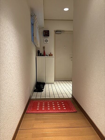 廊下。明るさと通風を確保した玄関空間。