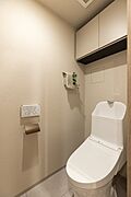 温水洗浄便座付トイレ。上部には収納スペースを設置。トイレットペーパーや掃除用品の収納が可能です。