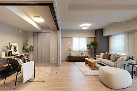 LDK約19.3帖。西南東の三方向に開かれた角住戸ならではの開放感。