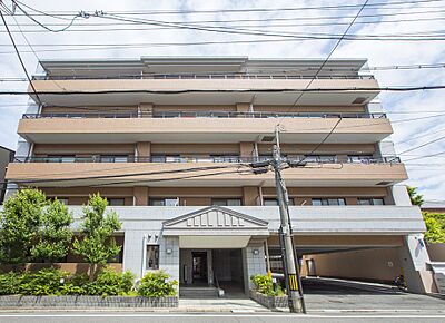 外観:シックなタイルが印象的な5階建ての外観は、落ち着きある北野の街並みに美しく馴染みます。 外観:シックなタイルが印象的な5階建ての外観は、落ち着きある北野の街並みに美しく馴染みます。