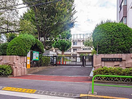 練馬区立中村中学校(830m)
