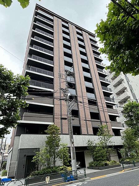 街の風景に穏やかに馴染む、端正で気品ある佇まい。洗練された外観が心地よい暮らしを予感させます 