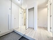 ◎1階廊下収納：1号棟（4/3撮影）トイレットペーパーの収納や緊急時の災害用バッグの保管などに便利です！