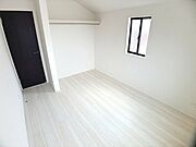 ◎洋室：1号棟（5/25撮影）オープンクローゼットはお気に入りのお洋服などを”魅せる収納”が可能です！お子様が扉でケガをすることもないのも嬉しいポイントですね。