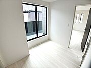 ◎2階廊下：1号棟（5/25撮影）2階の廊下からもバルコニーへ向かえる間取り設計♪廊下に物干しバーを付けても使いやすそうですね！
