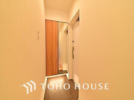 飾り過ぎないシンプルな内装の玄関