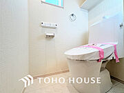 トイレには快適な温水洗浄便座付