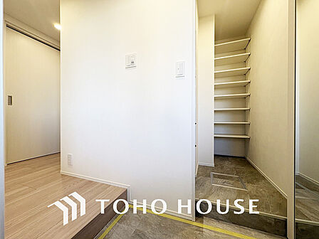 飾り過ぎないシンプルな内装の玄関