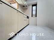 シンプルな部屋の雰囲気に溶け合うナチュラルキッチン