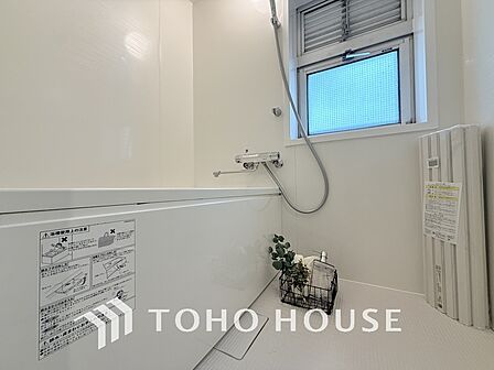 一日の疲れを癒すバスルームは、心地よいリラックスを叶える清潔感溢れる空間