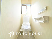 白いクロスにより清潔感のあるトイレ