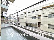 日当たりの良いバルコニーで晴れの日の洗濯物も楽しみになりますね